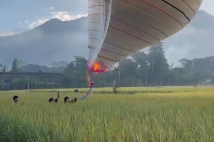 Hasil repro bidilk layar dari unggaha warga di media sosial yang diduga menggambarkan momen penerbangan sebuah balon udara pembawa petasan, yang kemudian meledak di atas rumah warga, di Trenggalek, Jawa Timur, Selasa (7/4/2025).