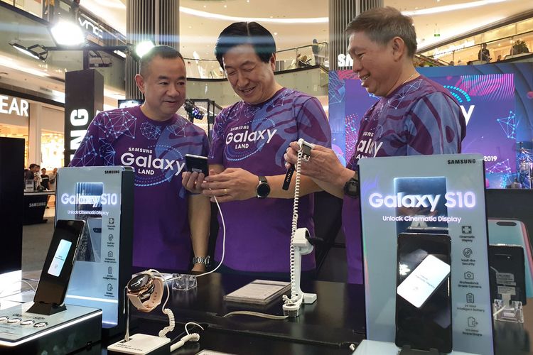 President Samsung Electronics Indonesia Jae Hoon Kwon (tengah) dan CEO Erajaya Group Hasan Aula (kanan) menjajal produk-produk yang dipamerkan di Galaxy Land yang digelar di Lippo Mall Puri, Jakarta, Selasa (21/5/2019).
