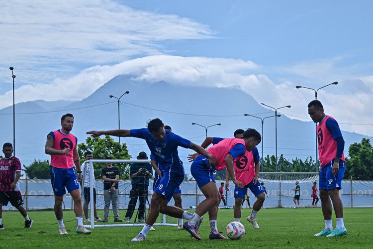 Suasana latihan perdana Persib Bandung di lapangan pendamping Stadion Gelora Bandung Lautan Api (GBLA) Senin (30/5/2025) dengan background gunung. 
