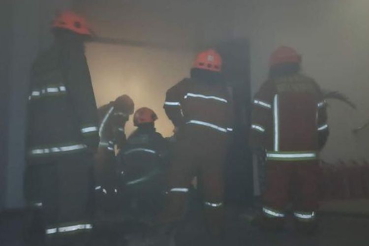 Petugas pemadam kebakaran saat memadamkan api yang membakar ruangan di lantai tiga Gedung DPDRD Jabar di Jalan Diponegoro, Kota Bandung, Minggu (21/8/2022). 
