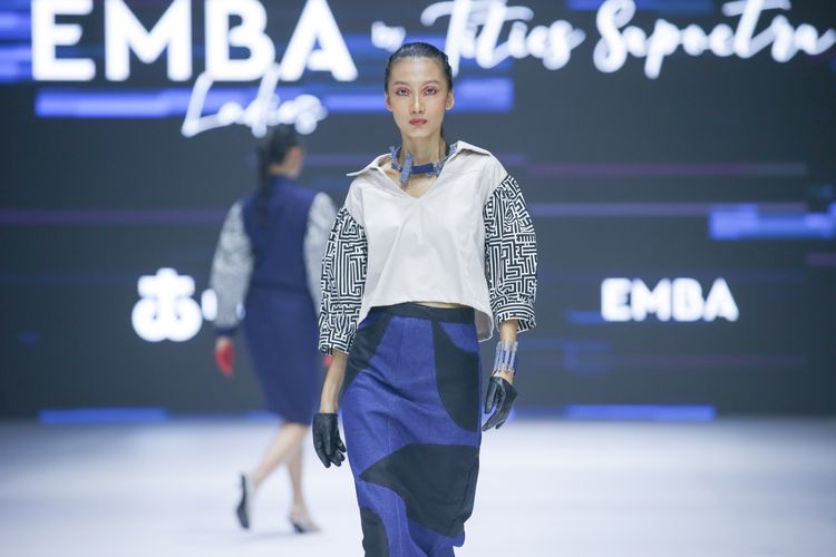 Penampilan koleksi Freedom oleh Tities Saputra dalam Jakarta Fashion Week 2025 di Pondok Indah Mall 3, Jakarta Selatan, pada Rabu (23/10/2024).