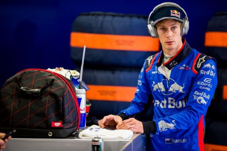 Pebalap Formula 1 asal Selandia Baru, Brendon Hartley, bersiap-siap jelang latihan terakhir GP Meksiko pada 27 Oktober 2018.