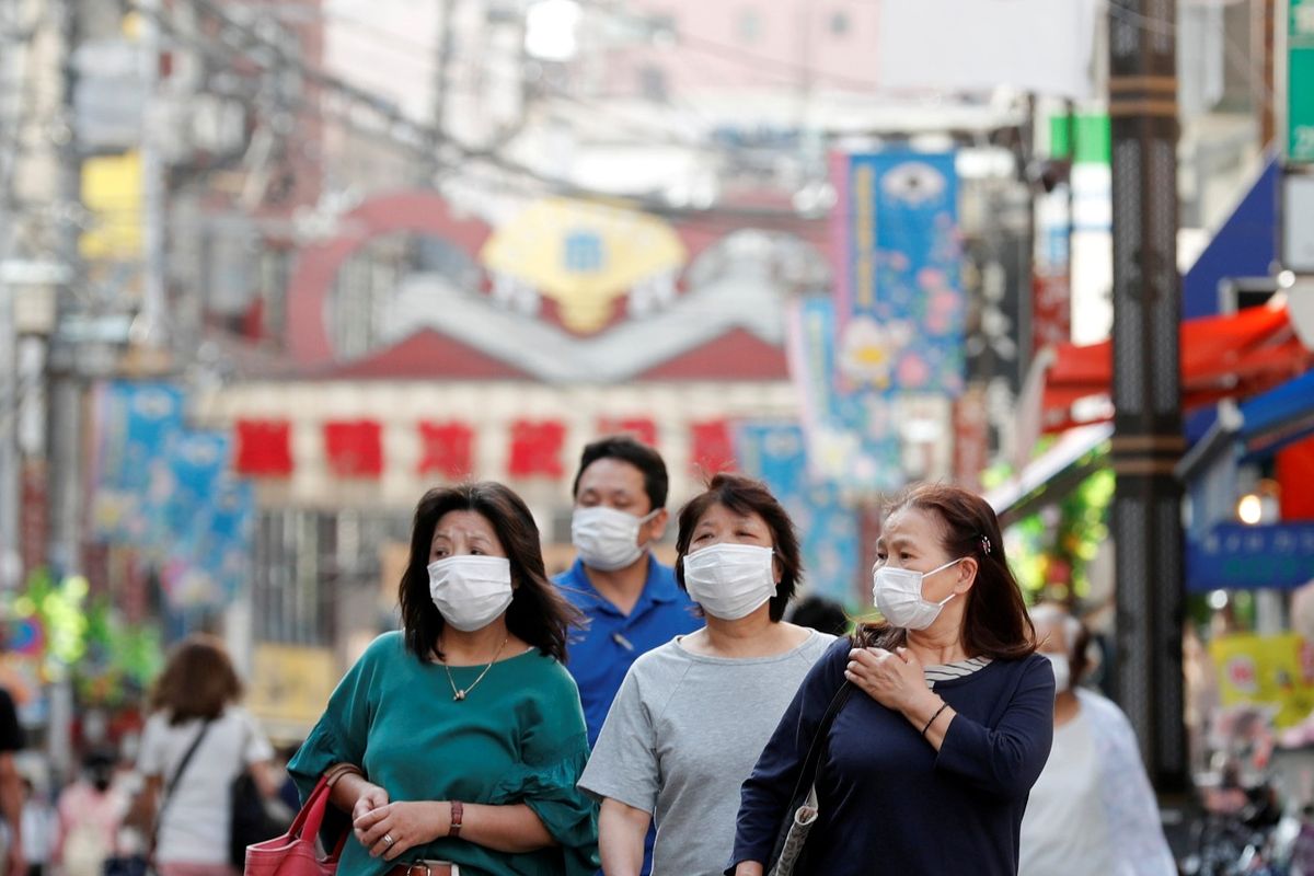 Warga memakai masker pelindung berjalan di sebuah distrik pasar lokal di tengah penyebaran penyakit virus korona (COVID-19) di Tokyo, Jepang, Rabu (13/5/2020).