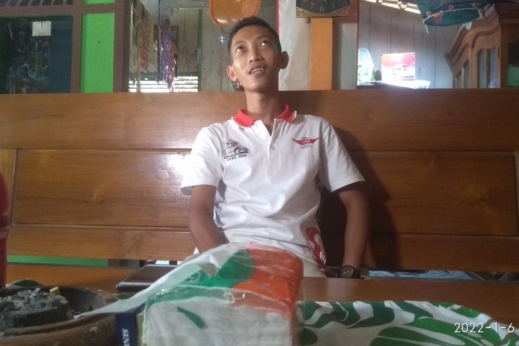 Sopir ambulans RSUD Ki Ageng Selo Septian Dwi Rimbawan (22) saat ditemui di rumahnya di Dusun Tumpuk, Desa Tambakselo, Kecamatan Wirosari, Grobogan, Kamis (6/1/2022)