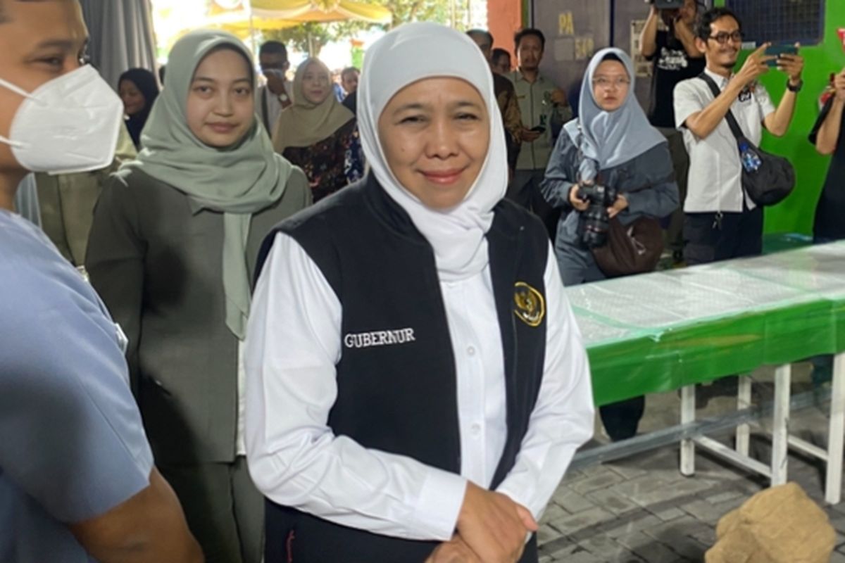 Gubernur Jatim, Khofifah Indar Parawansa di Post Mortem RSI Siti Hajar, Kamis (2/10/2025).