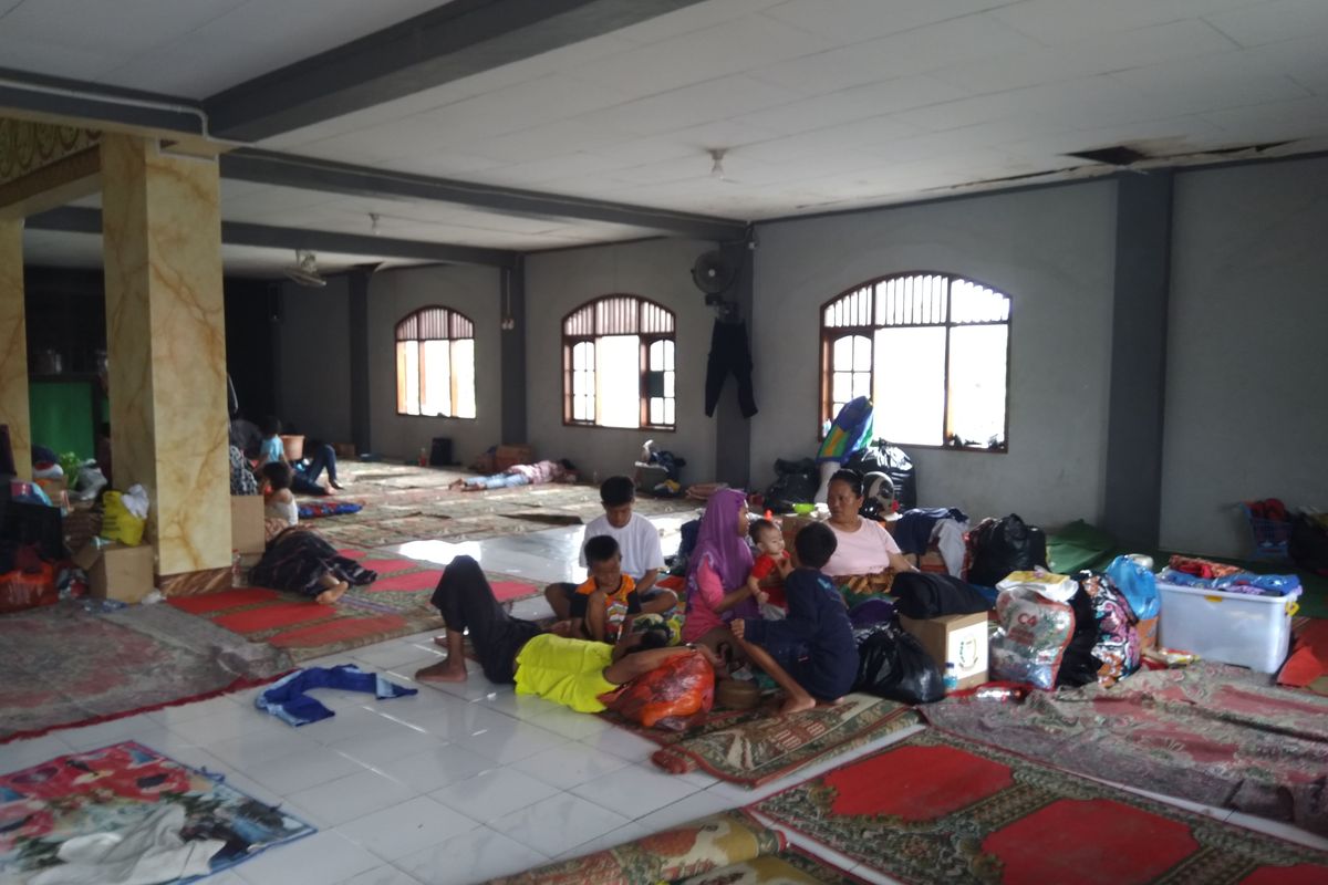 Pengungsi di Masjid Ar-Rohman Semanan sedang menunggu makanan yang terlambat datang, Selasa (7/1/2020)