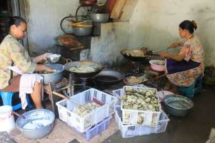 Para pegawai sedang menggoreng keripik sayuran milik Etik (47) di Kampung Sanden, Kelurahan Kramat Selatan, Kecamatan Magelang Utara, Kota Magelang. Menjelang Lebaran permintaan keripik sayur meningkat drastis.