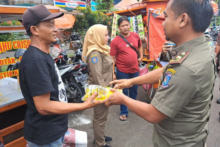 Satuan Polisi Pamong Praja (Satpol PP) Kota Tangerang Selatan melakukan penertiban warung makan dan pedagang kaki lima (PKL) di Tangerang Selatan pada bulan Ramadhan 1444 H, Selasa (4/4/2023).