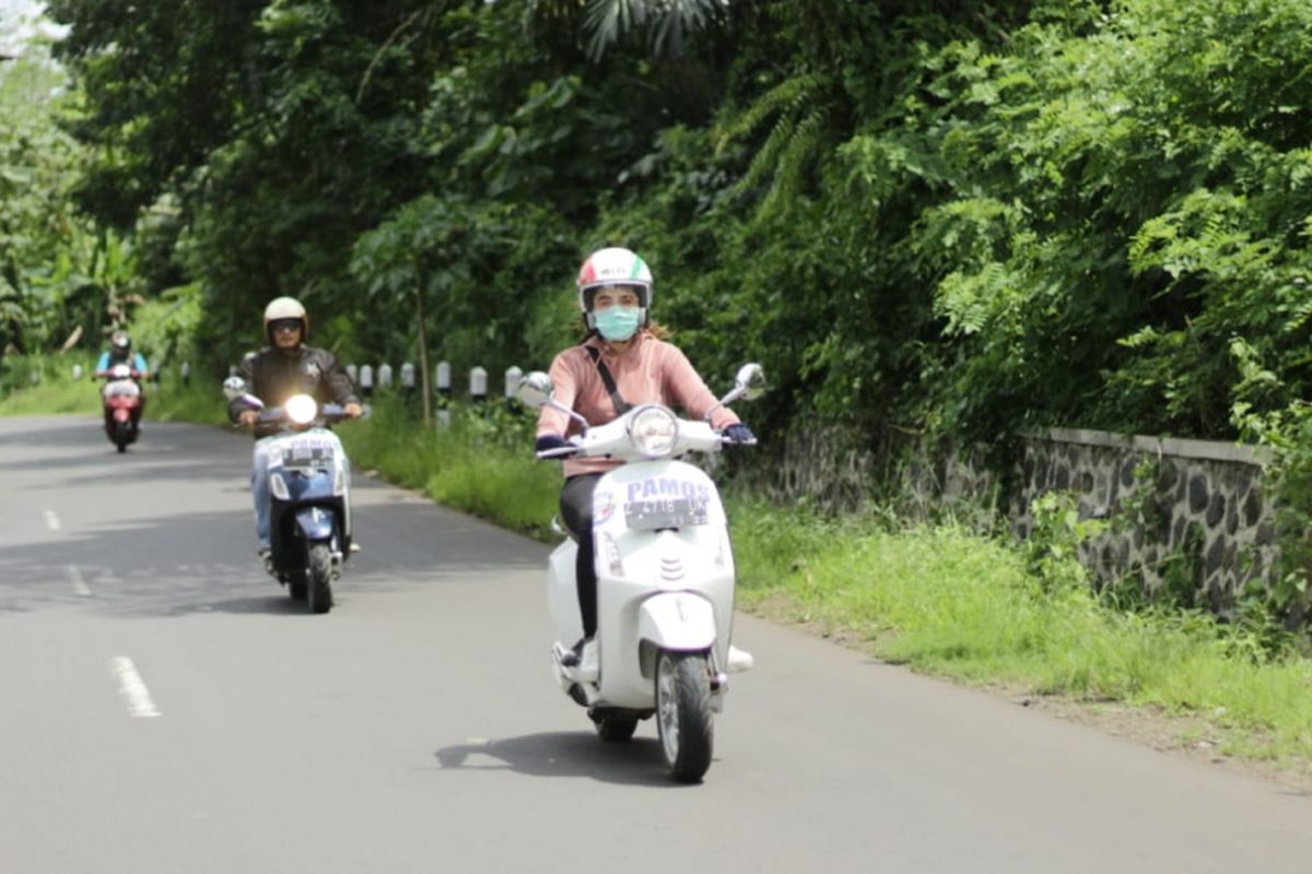 Salah seorang pengendara komunitas Vespa yang ikut mendeklarasikan safety riding bagi generasi kaum milenial saat berada di jalan raya Kota Tasikmalaya, Sabtu (19/1/2019).