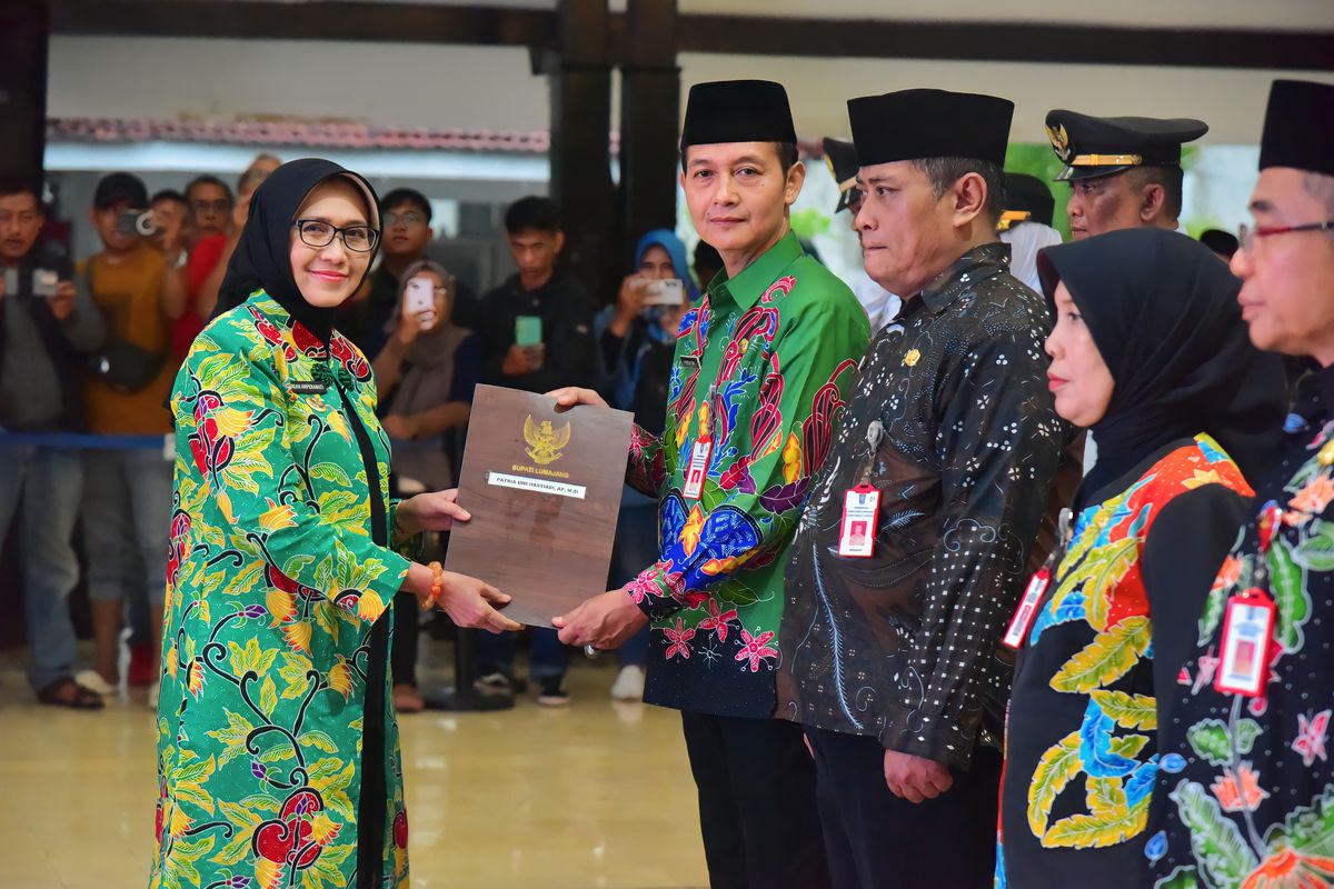 Bupati Lumajang Indah Amperawati melantik 191 ASN di Pendopo Arya Wiraraja, Rabu (22/10/2025)