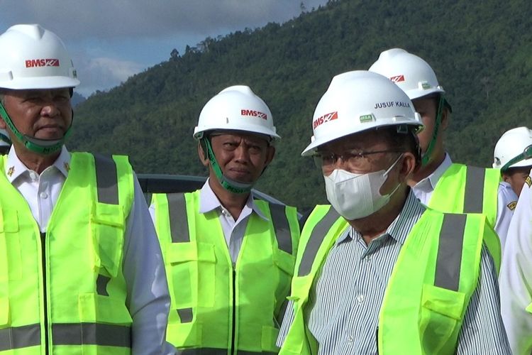 Pembangunan smelter nikel milik Jusuf Kalla dibawah pengerjaan PT Bumi Mineral Sulawesi (BMS) di Desa Karang-karangan, Kecamatan Bua, Kabupaten Luwu, Sulawesi Selatan terus digenjot, Jusuf Kalla meninjau sejumlah fasilitas pendukung di area proyek operasi smelter, pabrik hingga terminal khusus atau Jetty, melewati akses Hauling PT. BMS, Rabu (22/2/2023).