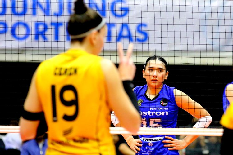 Pemain Jakarta Pertamina Fastron Yolla Yuliana persiapan untuk pertandingan putaran kedua Proliga seri 5 melawan Bandung Tandamata yang berakhir dengan skor 1-3 (20-25, 23-25, 31-29, 23-25) di GOR Ken Arok Kota Malang, Jumat (10/2/2023) sore.