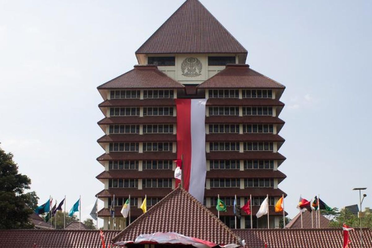 Mahasiswa Pencinta Alam Universitas Indonesia (Mapala UI) membentangkan ornamen merah putih raksasa di gedung Pusat Administrasi UI pada Senin, 16 Agustus 2021. 