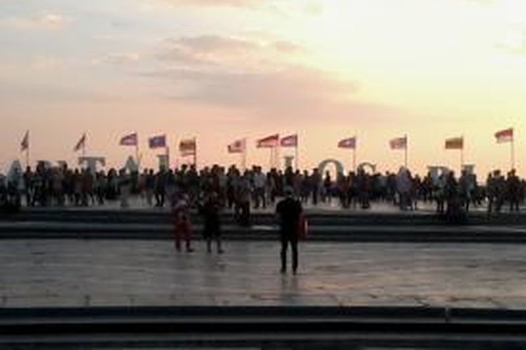 Bendera peserta pertemuan Walikota se Asean (Asean Mayors Forum) AMF 2015 telah dipasang dan dikibarkan sepanjang Pantai Losari, Makassar.