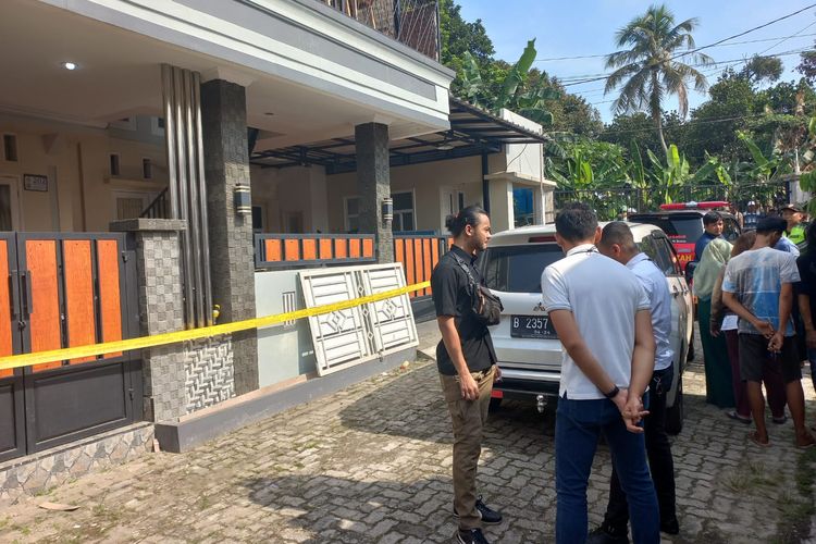 Polisi telah memasang garis police line di lokasi pembantaian ayah kandung terhadap anak perempuan dan istrinya di Perumahan Klaster Pondok Jatijajar Depok, Selasa (1/11/2022).