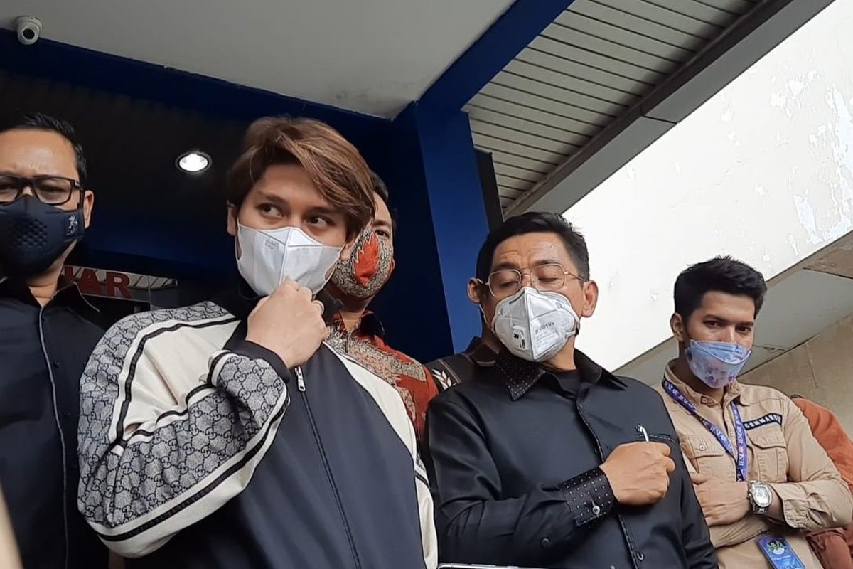 Artis peran Rizky Billar usai membuat laporan dugaan pengancaman terhadap 8 akun haters di SPKT Polda Metro Jaya, Selasa (23/11/2021).