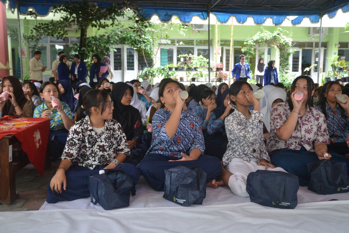 Siswa SMP 12 saat meminum susu ramai-ramai pada kampanye makan sehat,