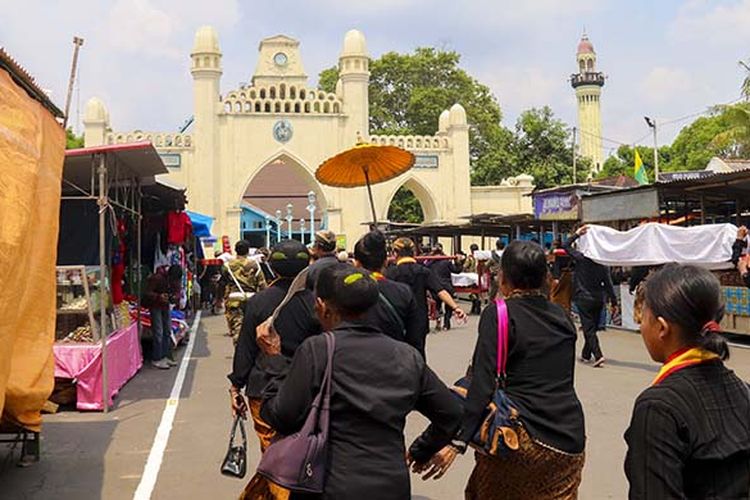 Rombongan gamelan sekaten yang mulai memasuki Masjid Agung Surakarta