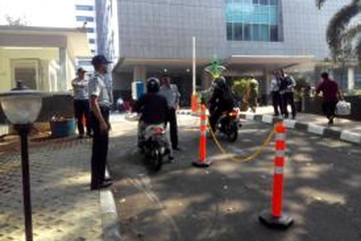 Parkir di gedung DPRD DKI kini dikelola oleh UP perparkiran Dinas Perhubungan DKI. 