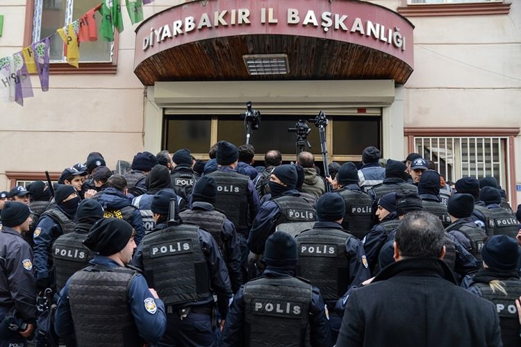 Polisi anti-huru hara Turki memblokade markas Partai Demokratik Rakyat (HDP) yang mendukung Kurdi, setelah mereka anggota partai tersebut yang menyerukan aksi protes menentang operasi militer ke Suriah.