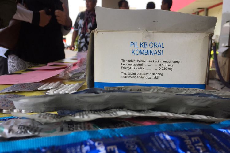 Ribuan obat terlarang ditampilkan saat rilis pengungkapan kasus peredaran obat ilegal di Polres Metro Tangerang, Senin (18/9/2017). Obat-obatan itu didapat melalui sidak dalam rangka mencegah peredaran obat terlarang yang makin marak belakangan ini.