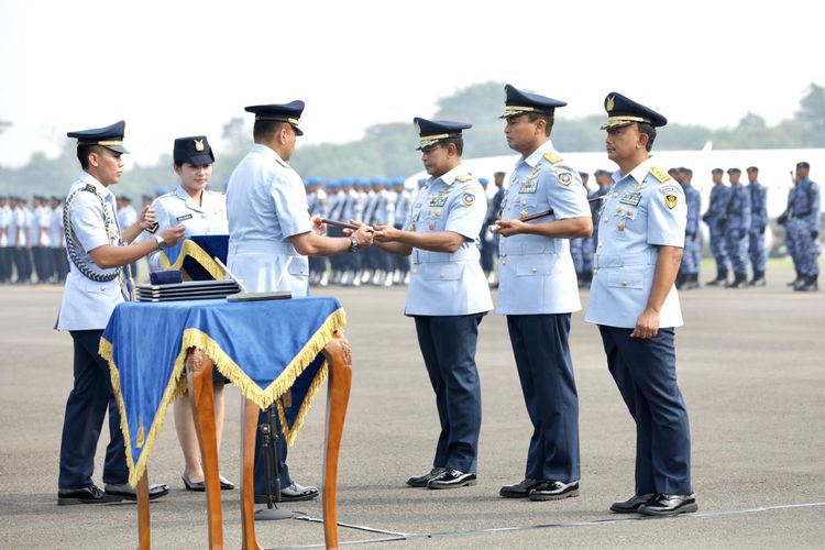 KSAU Fadjar Prasetyo memimpin sertijab Panglima Koopsudnas dan Komandan Kodiklatau di Lanud Halim Perdanakusuma, Jakarta, Selasa (6/12/2022).