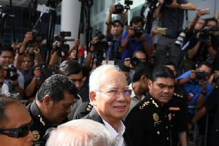 Mantan Perdana Menteri Malaysia Najib Razak ketika tiba di markas Komisi Anti-korupsi Malaysia (MACC) Kamis (24/5/2018).