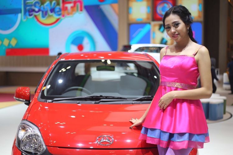 Para Sales Promotion Girl (SPG) berpose saat acara Gaikindo Indonesia International Auto Show (GIIAS) 2017 di Indonesia Convention Exhibition (ICE), BSD City, Tangerang, Banten, Jumat (11/8/2017). GIIAS 2017 akan berlangsung hingga 20 Agustus 2017