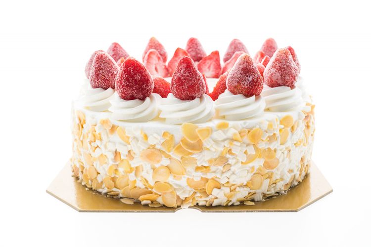 ilustrasi kue ulang tahun vanila dengan hiasan stroberi. 