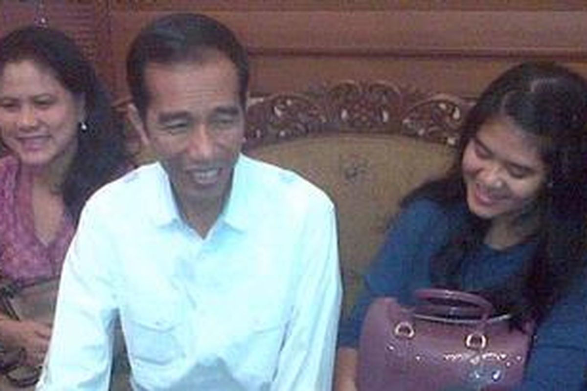 Joko Widodo bersama Iriana,istrinya serta anak kedua mereka Kahiyang Ayu meninjau rumah dinas gubernur DKI Jakarta di Jalan Suropati, Menteng, Jakarta Pusat, Minggu (14/10/2012). Rencananya Jokowi mendiami rumah tersebut mulai besok.