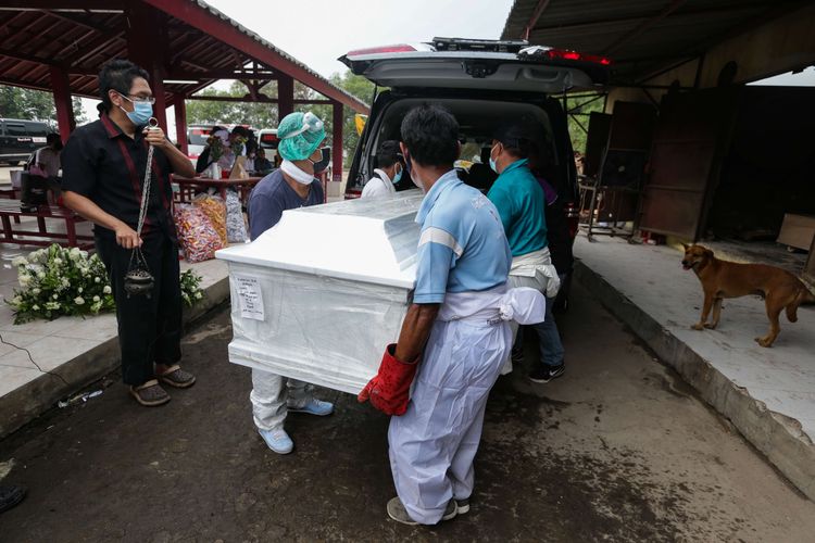 Peti jenazah pasien Covid-19 akan dikremasi di Krematorium Cilincing, Jakarta Utara, Sabtu (24/7/2021). Krematorium Cilincing melayani pemulasaraan jenazah pasien Covid-19 sejak 19 Juli 2021 dan hanya menerima 11 jenazah pasien Covid-19 setiap harinya.