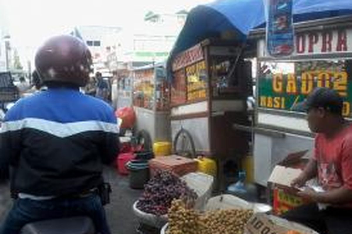 Pasar Tanah Abang yang tak pernah sepi pembeli, Selasa (16/7/2013). Tak hanya pedagang pekaian jadi, pedagang buah dan makanan berat pun tumpah ruah di jalanan sekitar Tanah Abang, Jakarta.