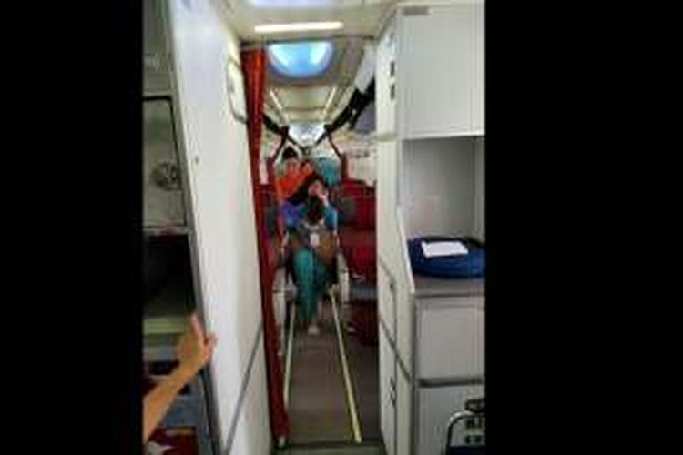 Seorang pramugari Garuda Indonesia menggendong penumpang lanjut usia beberapa waktu lalu. Foto ini menjadi viral di media sosial. 