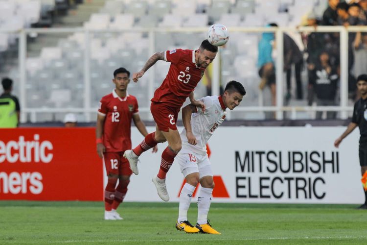 Pemain timnas Indonesia, Marc Anthony Klok berebut bola dengan pemain timnas Vietnam, Nguyen Quang Hai pada leg pertama semifinal Piala AFF 2022 di Stadion Utama Gelora Bung Karno (SUGBK), Jakarta, Jumat (6/1/2023). Pertandingan ini berakhir dengan skor 0-0.