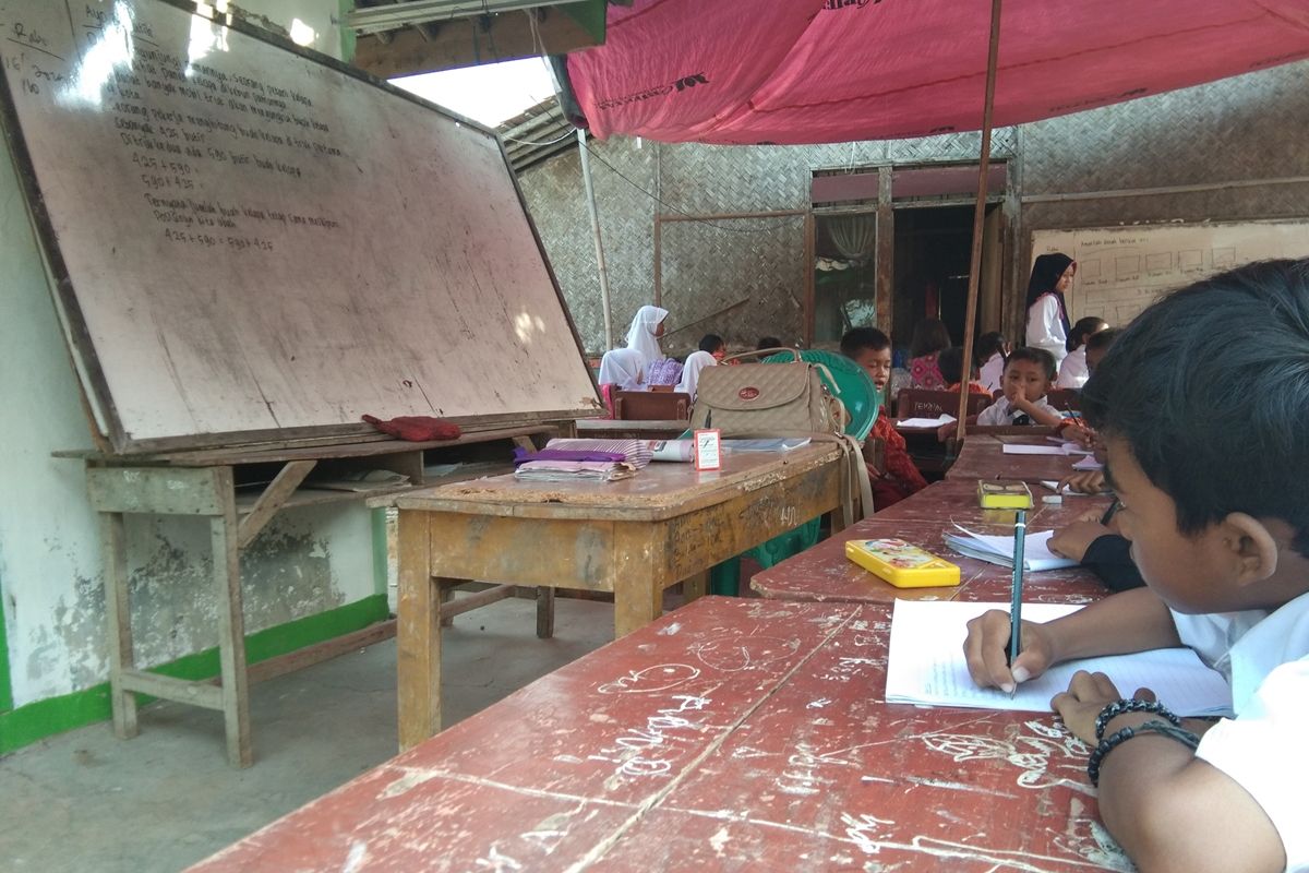 Puluhan murid SDN Malangsari II belajar di halaman rumah warga dan beratapkan terpal labtaran gedung sekolah tengah direhab, Rabu (16/10/2019).