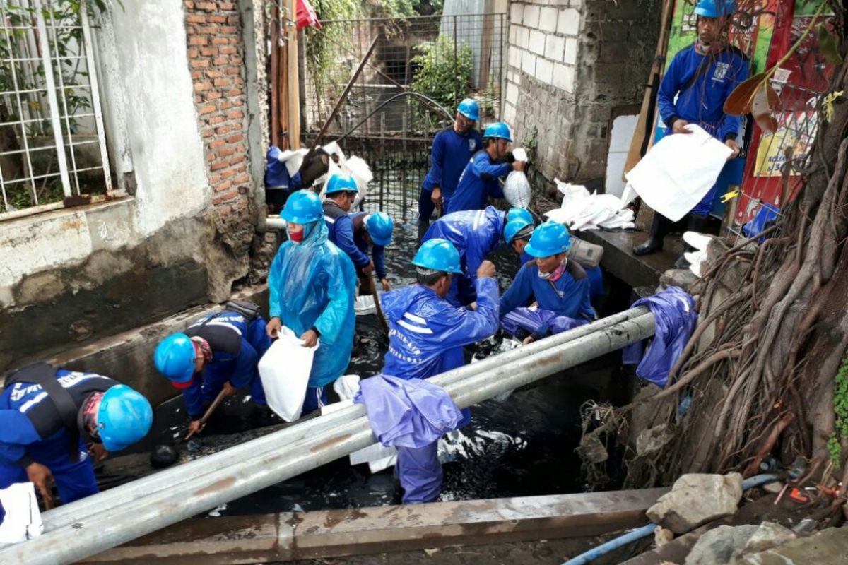 Pengurasan saluran air di depan Apartemen Slipi, Jakarta Barat, Kamis (28/9/2017). (dok. Sudin SDA Jakbar)