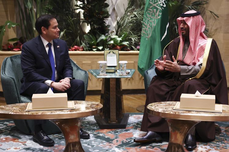 Menteri Luar Negeri Amerika Serikat Marco Rubio (kiri) saat bertemu Putra Mahkota Arab Saudi Pangeran Mohammed bin Salman di Riyadh, Senin (17/2/2025).