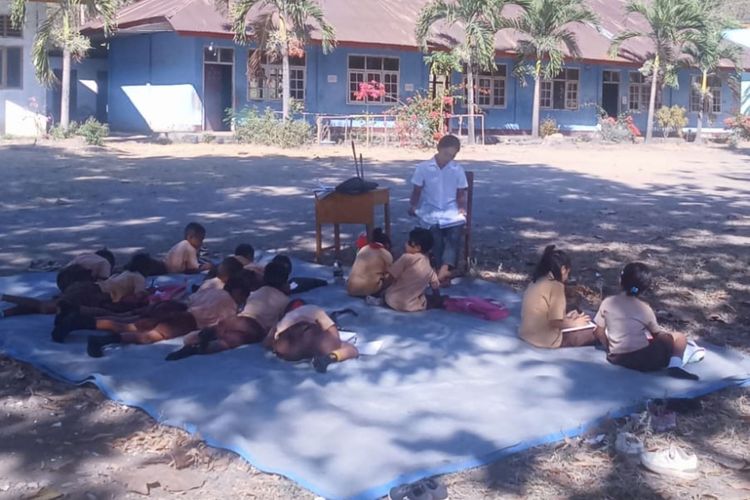 Semangat Siswa Penyintas Gempa di Manggarai Timur meski Harus Belajar di Atas Terpal