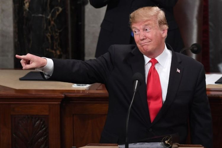 Presiden Amerika Serikat Donald Trump memberi isyarat ketika dia menyampaikan pidato kenegaraan atau State of the Union di US Capitol, Washington DC, Selasa (5/2/2019). (AFP/SAUL LOEB)