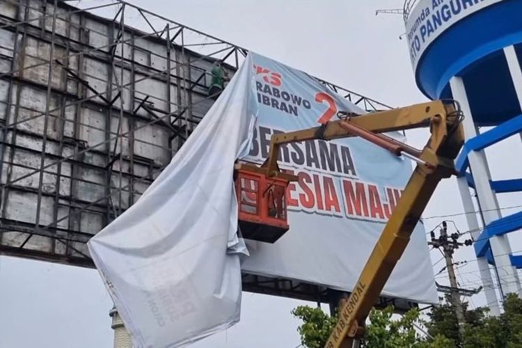 Tim gabungan saat menurunkan APK di jalan Sukarno -Hatta Kendal Jawa Tengah KOMPAS.COM/SLAMET PRIYATIN
