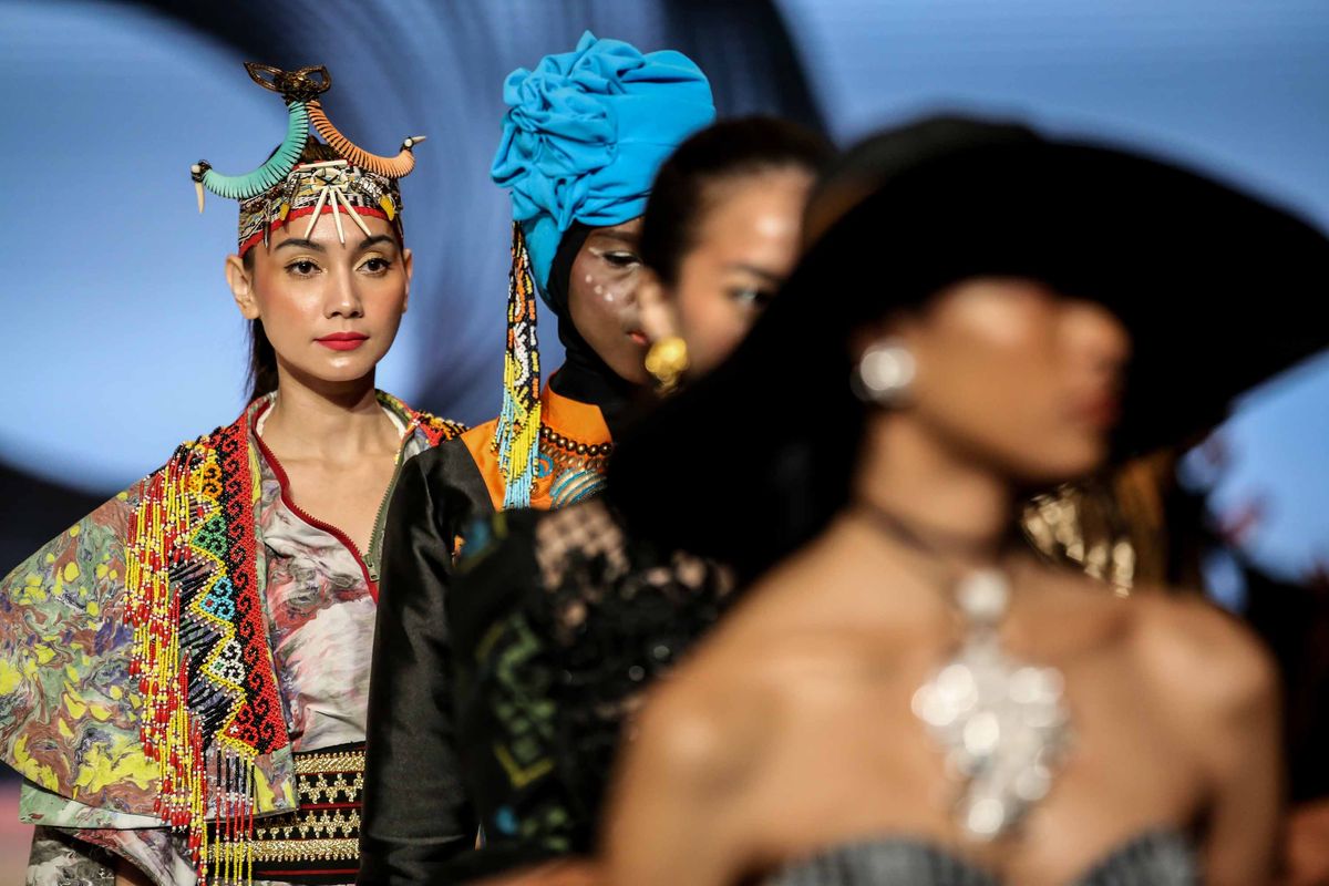 Model memperagakan busana saat pembukaan Indonesia Fashion Week 2019 di Jakarta Convention Center (JCC), Jakarta, Rabu (27/3/2019). Ajang fashion terbesar se-Indonesia ini digelar mulai 27 Maret - 31 Maret 2019 dengan tema Cultural Values.