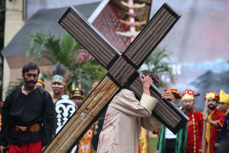 Teatrikal penyaliban Yesus Kristus saat Jalan Salib dalam rangka merayakan Jumat Agung di Gereja Fransiskus Asisi, Tebet, Jakarta Selatan, Jumat (19/4/2019). Teatrikal mengenang kisah sengsara Tuhan Yesus ini mengangkat budaya nusantara 34 provinsi di Indonesia.