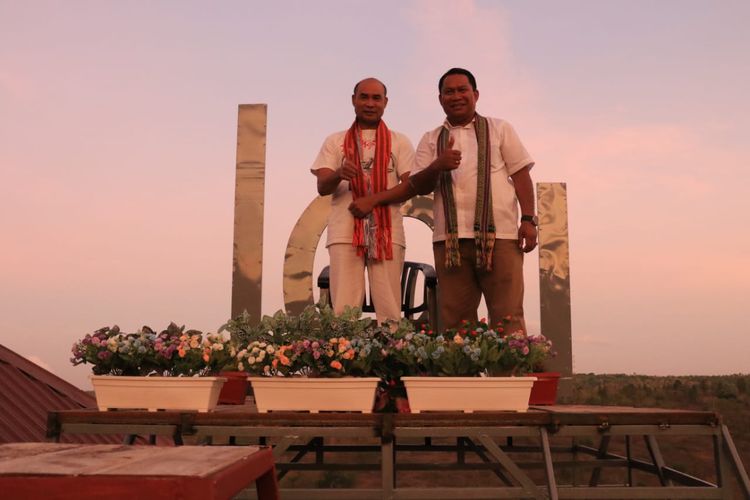 Gubernur NTT Viktor Bungtilu Laiskodat (kiri) saat berpose bersama Fary Djemi Francis di Nekamese Convention Hall, yang terletak di Desa Oemasi, Kecamatan Nekamesa, Kabupaten Kupang, Sabtu (30/11/2019) sore