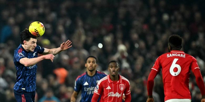 Declan Rice menyundul bola dalam pertandingan sepak bola Liga Inggris antara Nottingham Forest vs Arsenal di The City Ground di Nottingham, Inggris tengah, pada 17 Januari 2026. (Foto oleh JUSTIN TALLIS / AFP) 