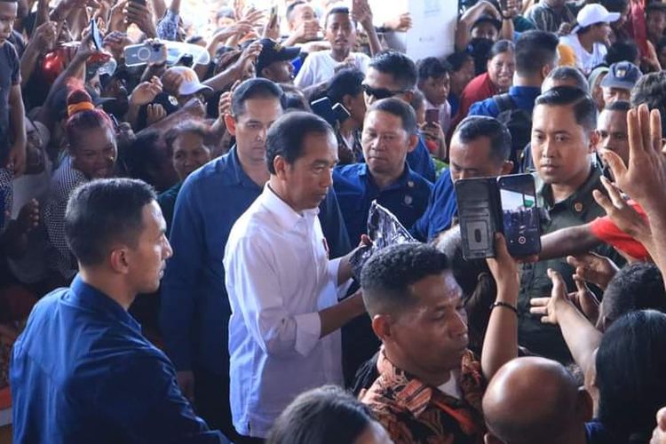 Presiden Jokowi meninjau harga bahan pokok di Pasar Danga, Kabupaten Nagekeo, Nusa Tenggara Timur (NTT), Selasa (5/12/2023). Selanjutnya, Jokowi akan tanam anakan cendana di Kupang pada Rabu (6/12).