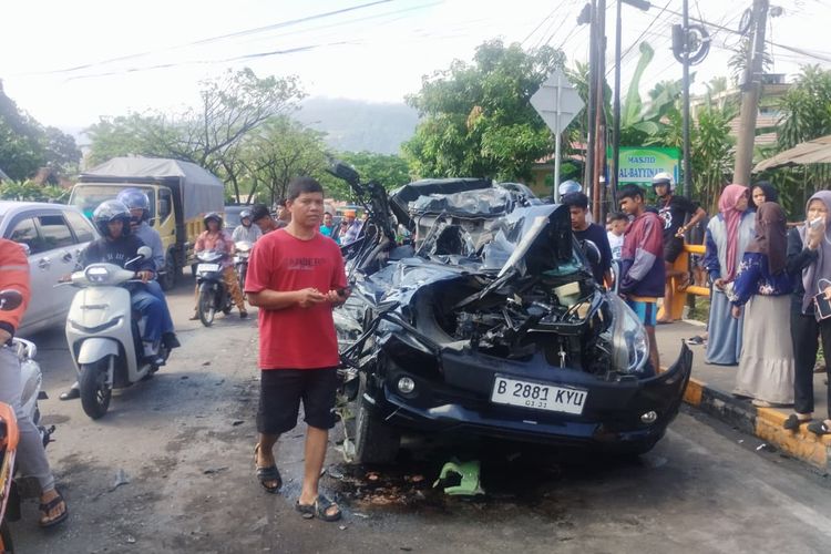 Empat Anggota Keluarga Pengusaha Mobil Bekas Tewas dalam Kecelakaan Beruntun di Padang