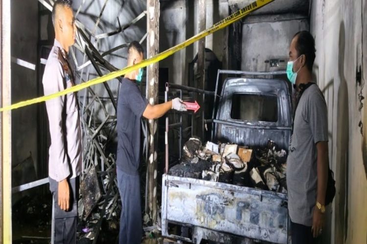 Akibat Rokok Ditaruh di Bawah Mobil Pikap, Bangunan 2 Lantai di Grobogan Hangus Terbakar