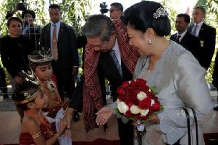 Presiden SBY dan Ibu Ani tiba di Dili, Timor Leste, Senin (25/8) siang waktu setempat, disambut pelajar Timor Leste yang mengenakan baju tradisional. 