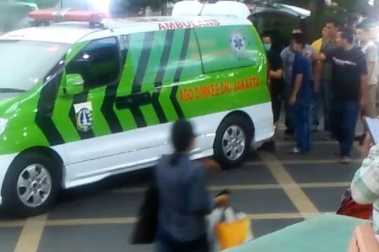 Tangkapan layar sebuah video seorang pasien yang diduga terinfeksi virus corona diangkut sebuah ambulans, tersebar viral melalui aplikasi pesan WhatsApp. 