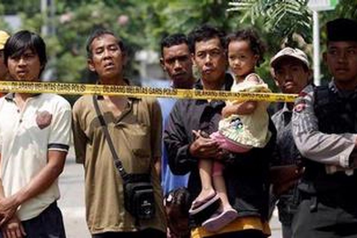Warga melihat lokasi penangkapan terduga anggota teroris Solo di Perumahan Taman Anyelir 2, Kalimulya, Depok, Rabu (5/9/2012). Dari penggrebekan ini polisi menangkap seorang terduga teroris bernama Firman yang terkait aksi teror di Solo. 